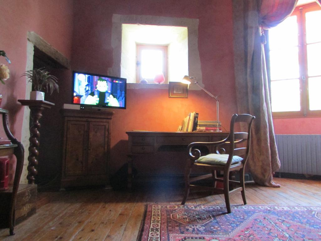 Chateau De La Roche Martel Bed & Breakfast Roiffe Room photo