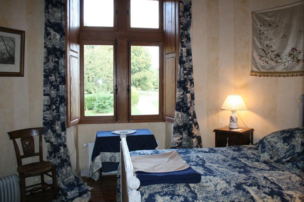 Chateau De La Roche Martel Bed & Breakfast Roiffe Room photo