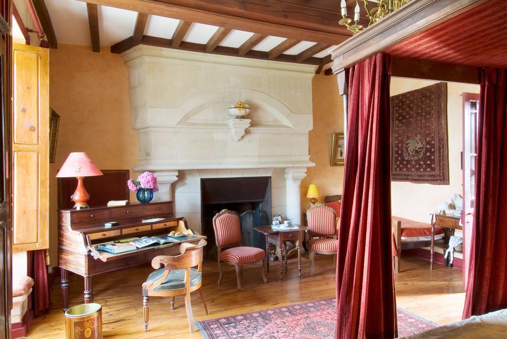 Chateau De La Roche Martel Bed & Breakfast Roiffe Room photo